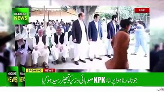 A man slip hand on face of kpk distric minister in public meeting
