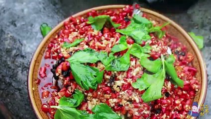 小伙秘制剁椒鱼头，一次吃完一个，真解馋（Chop the fish head, eat one at a time, really solve)