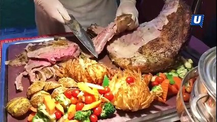 Lambaian Desa menggamit pengunjung berbuka puasa di Palace of the Golden Horses