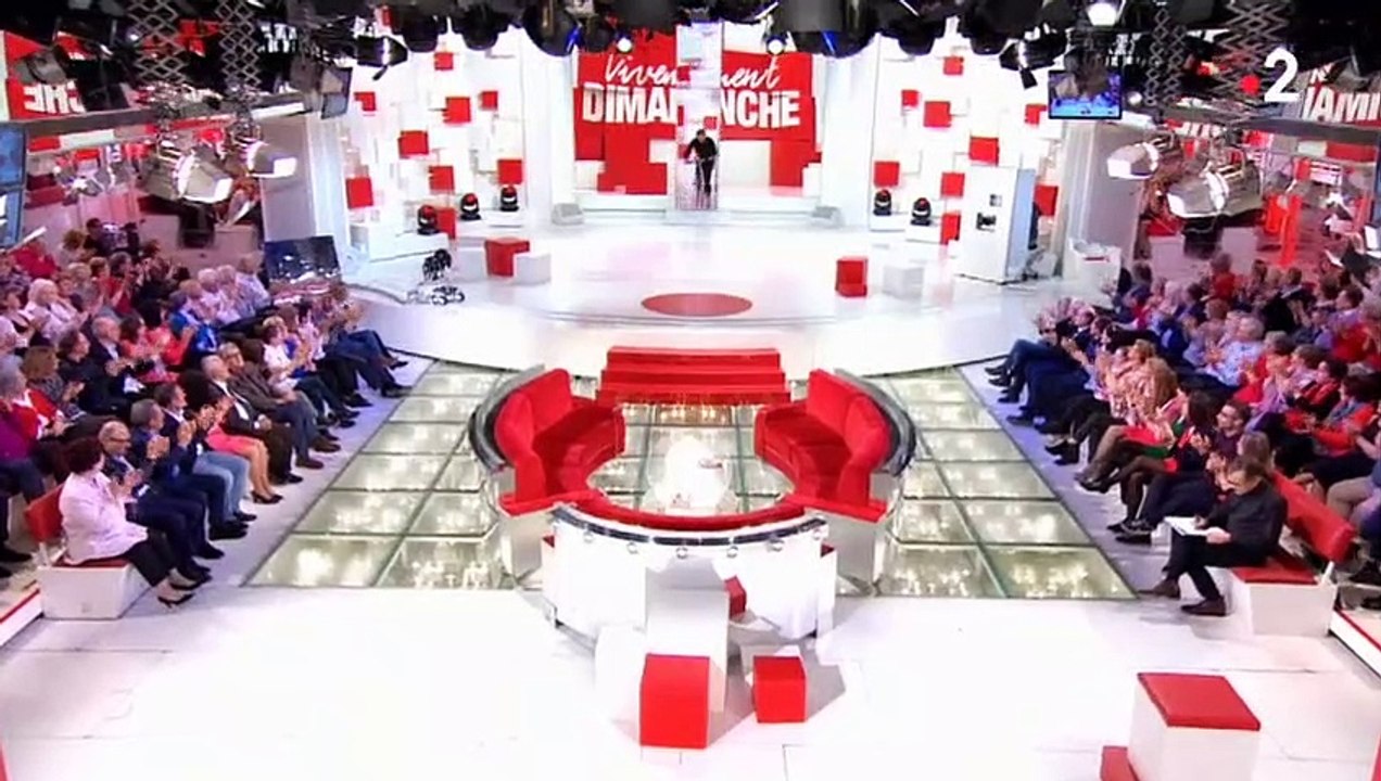 Regardez l'entrée très spéciale de Michel Drucker dans "Vivement Dimanche" pour un invité qui lui tenait à coeur - Vidéo