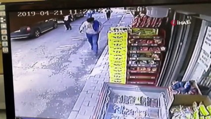 Önce Yumruk Sonra Tekmelerle Sokaktaki Tüm Araçlara Zarar Verdiler