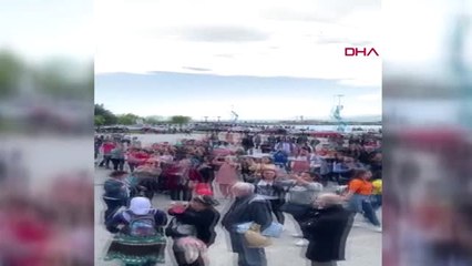 İzmir Midyenin İçine Sakladığı Tektaş Yüzükle Evlenme Teklif Etti