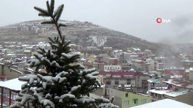 Bayburt'ta yağan kar şehri beyaza bürüdü
