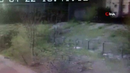 - İstanbul Hadımköy’de park halindeki bir tır frenin boşalması sonucu şarampole uçtu. Olayda şans eseri ölen yada yaralanan olmazken tırın şarampole uçma anı kameralara yansıdı.