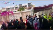 مواطنون يحتفلون أمام لجان الاستفتاء بعد الإدلاء بأصواتهم