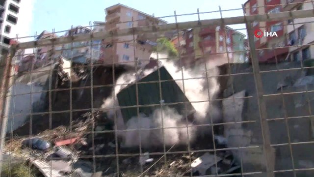 Kağıthane Yahya Kemal Mahallesi Akkaya Sokak’ta bir binanın çevresinde toprak kayması yaşandı. Binanın çökmek üzere olduğu öğrenilirken bölgede 2 araç toprak altında kaldı.