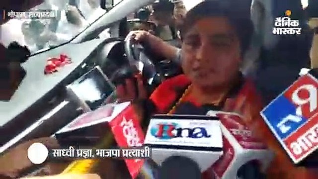 मुहूर्त के चलते साध्वी प्रज्ञा ने एक दिन पहले किया नामांकन, 11 पंडितों से कराया मंत्रोच्चार