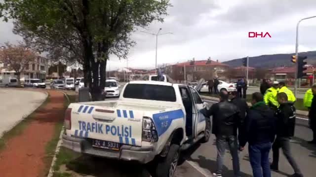 Erzincan Polis Aracı Otomobille Çarpıştı 3 Yaralı