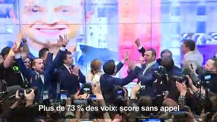 Ukraine: le comédien Zelensky largement élu président