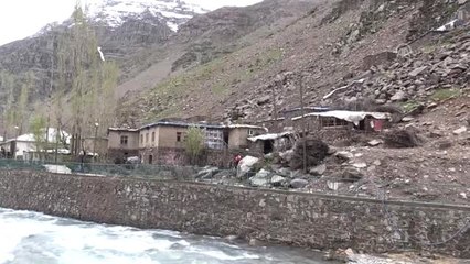 Hakkari'de Kaya Parçaları 5 Evin Üzerine Düştü