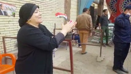 سيدة تحمس المصوتين بقصيدة شعرية: يا محمد قول لمينا مصر هتبقى جميلة