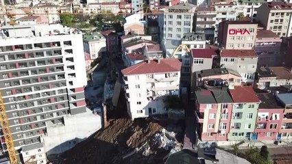 İstanbul- Kağıthane'de Çökme Riski Olan Bina Kontrollü Olarak Yıkılıyor