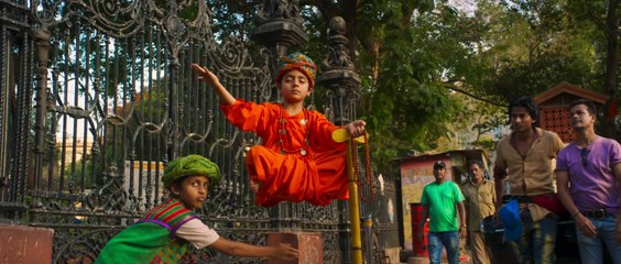 De la India a París en un armario de Ikea - Tráiler Español HD [1080p]