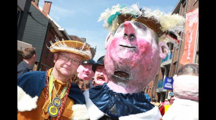 143e Cavalcade de Herve inondée de soleil - Retour des Grosses Têtes