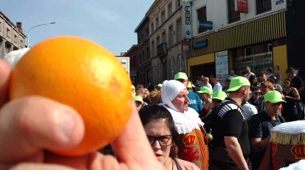 Jemappes .Les Gilles jettent les oranges . Elles sont bonnes.Video Eric Ghislain