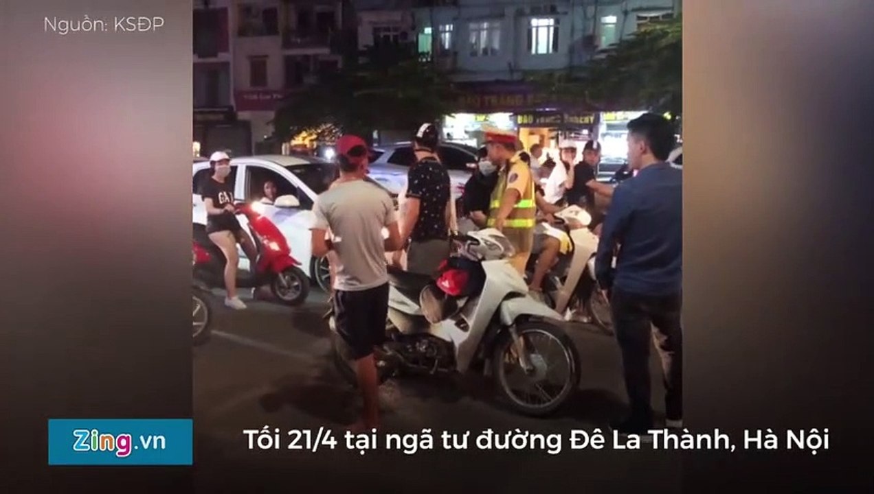 Hai thanh niên phải dừng lại xin lỗi vì sờ vòng 3 cô gái giữa phố