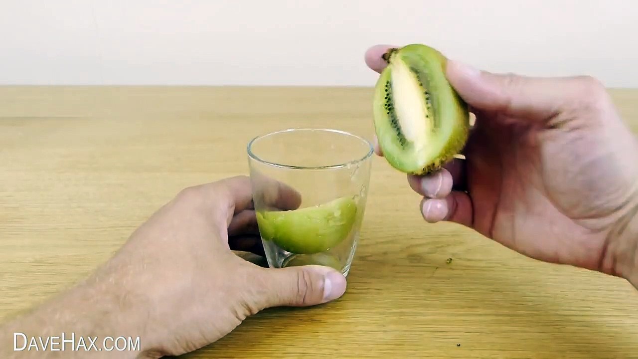 Voilà le moyen le plus rapide pour éplucher un kiwi. Un jeu d'enfants!