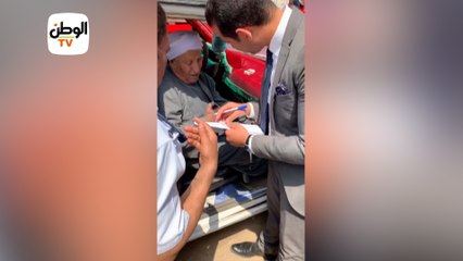 قاضي يخرج لمسن كفيف خارج اللجنة والمواطن: علملي موافق