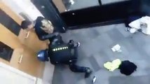 Le policier demande à un manifestant de baisser son pantalon lors d'un contrôle.