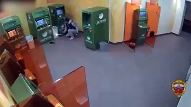 Une méthode radicale pour braquer un distributeur de billets dans une banque !