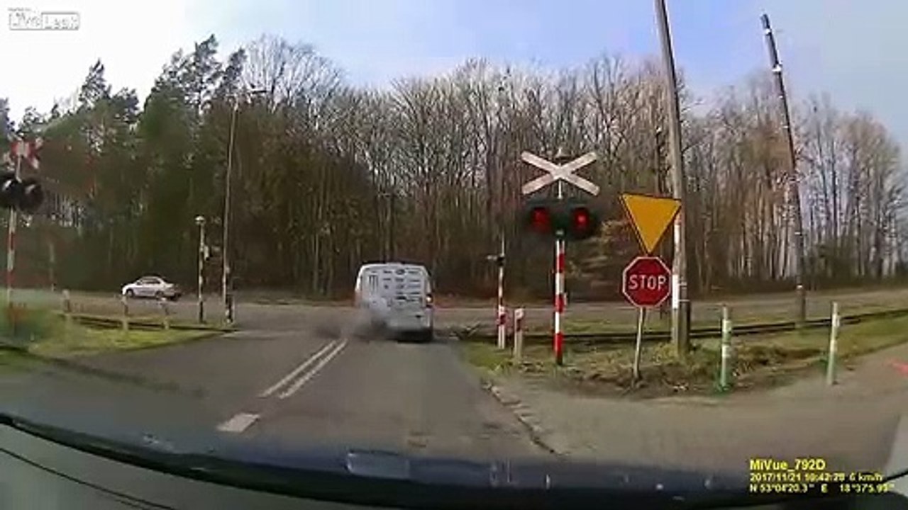 Un conducteur traverse la voie ferrée au mauvais moment...