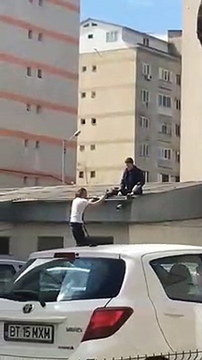 Ces 2 jeunes complètement ivres veulent grimper sur un toit... Raté
