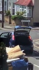 Ils volent une partie de moteur de voiture en pleine rue