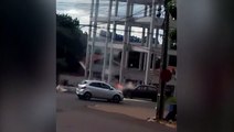 Incêndio em veículo mobiliza bombeiros na Rua Manaus