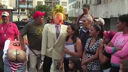Pour Pâques, les Vénézuéliens brûlent Maduro, Guaido et Trump