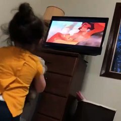Une petite fille devant « Le Roi Lion »