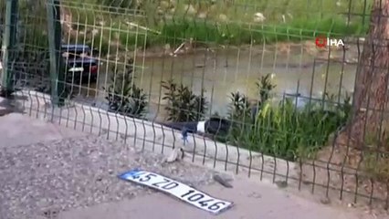 Otomobiliyle bariyerleri aşıp Irlamaz Çayına uçtu