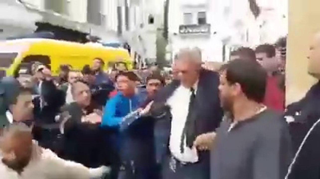 شاهد لحظة ضرب و طرد رئيس بلدية القصبة