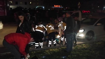 Düzce Kavşakta İki Otomobil Çarpıştı: 4 Yaralı