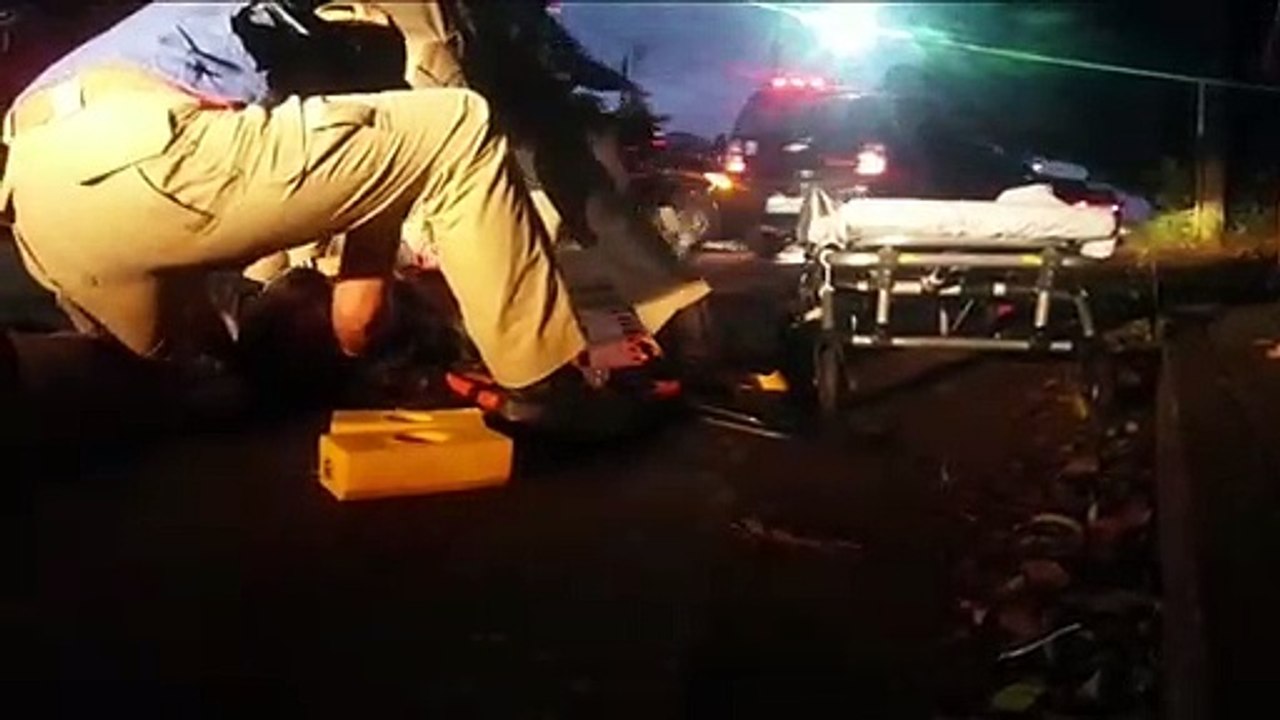 Batida entre carro e moto deixa homem ferido na Rua Jacarezinho
