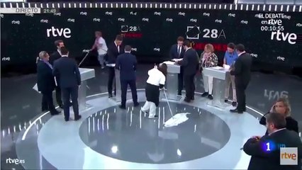 Limpiando el suelo del estudio antes de comenzar el debate