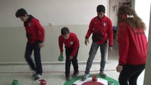 Okul koridorundan floor curling sahası, peynir bidonu, kapı kolu ve betondan curling topu