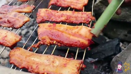 烤肉这样吃才叫爽，一人吃着3斤，真过瘾（It’s so cool to eat barbecued meat, one person eats 3 pounds, really enjoyable）