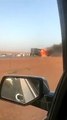 فيديو - - شبان يُعرضون حياتهم للخطر لمساعدة قائد شاحنة في إفراغ حمولته بعد اندلاع النيران بها على طريق الرياض السريع. عبر @M7mmdthamer