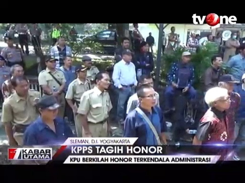 Puluhan KPPS Datangi KPU untuk Tagih Honor