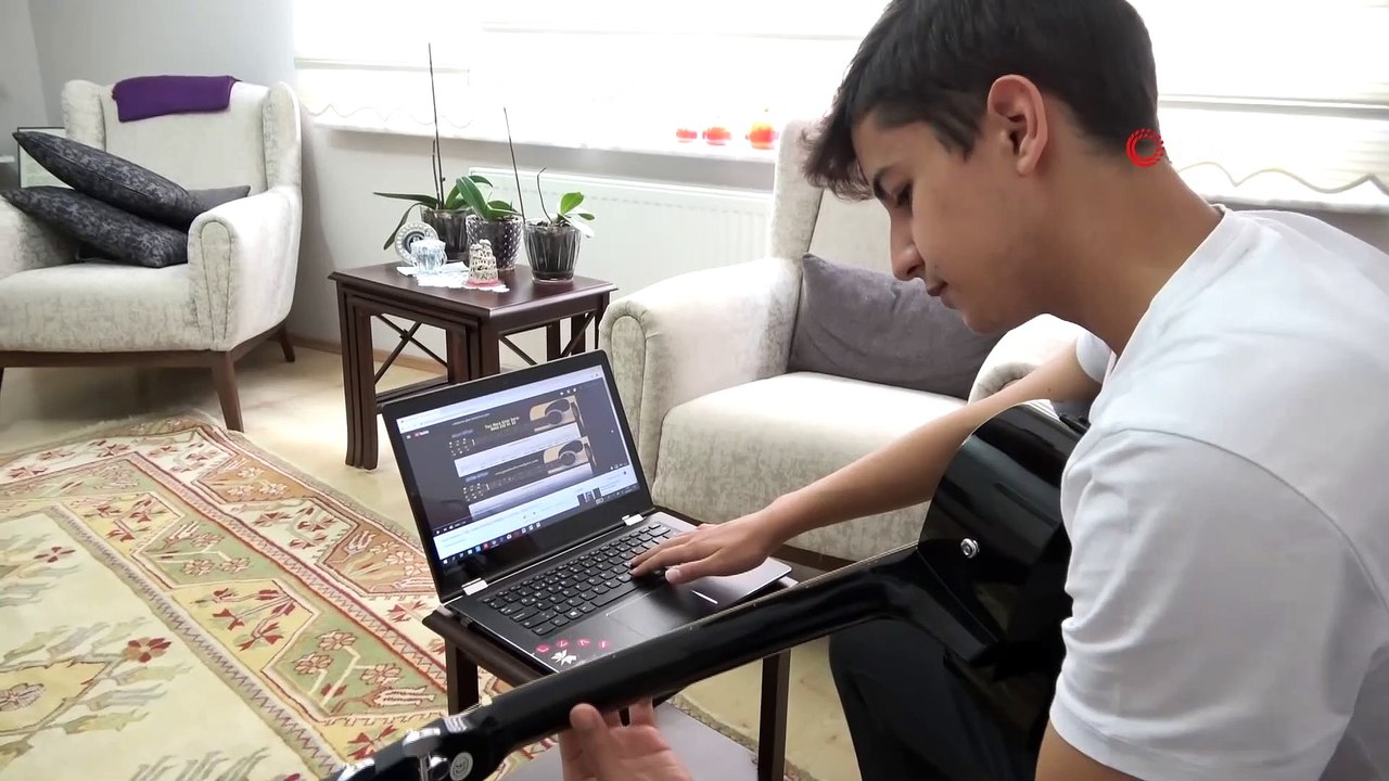 Hiç kursa gitmeden usta müzisyenler gibi gitar çalıyor