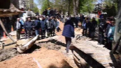 Susurluk’ta bulunan lahit taşı inceleniyor