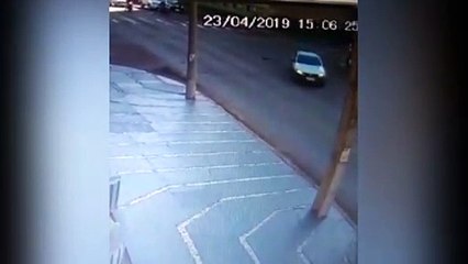 Internauta procura por caixa que caiu de veículo