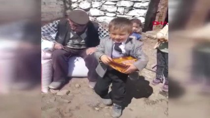 Ardahan Küçük Muhtar Adayı Çikolata Sözünü Yerine Getirdi