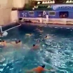 Un entraineur de water polo saute pieds joints sur la tête d'un adversaire en Russie