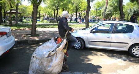 23 Nisan'ı Kağıt Toplama Arabasının Üzerinde İzleyen Suriyeli Çocuk Duygulandırdı