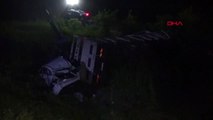 İzmir Kamyon ile Otomobil Şarampole Uçtu 1 Ölü, 1 Yaralı