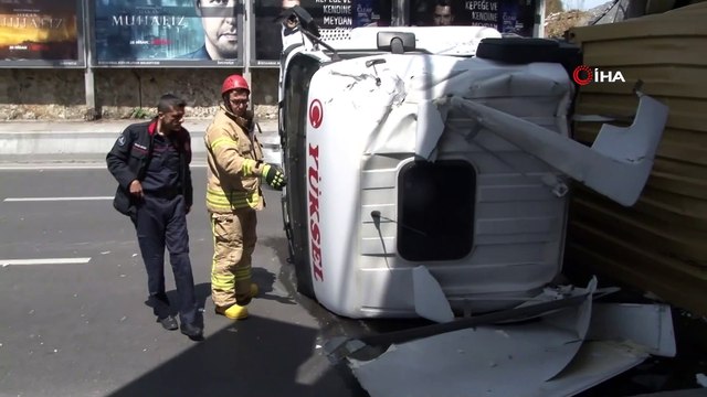 Bakırköy Yeşilyurt tren üst geçidine çarpan tır yan yattı. Olay yerine itfaiye ekipleri ve polis sevk edildi. Kaza nedeniyle bölgede trafik yoğunluğu oluştu.