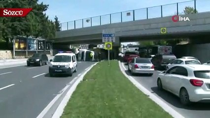 Bakırköy’de tren üst geçidine çarpan TIR yan yattı