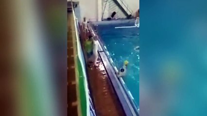 Violenta agresión en waterpolo: entrenador patea la cabeza de un jugador