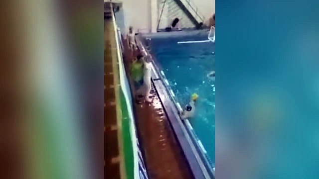 Violenta agresión en waterpolo: entrenador patea la cabeza de un jugador